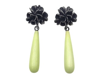 Long earrings made of silver with chrysoprase 4 cm, earrings made of blackened silver in the shape of flowers, elegant earrings with chrysoprase drops