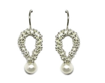 Belles boucles d’oreilles en argent avec de grandes perles de culture d’eau douce forme organique noble et romantique