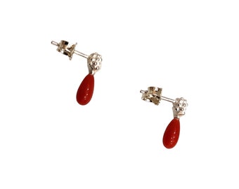 Clous d'oreilles argent avec corail, clous d'oreilles corail argent, clous d'oreilles larme corail argent 8 mm, cadeau petite amie, clous d'oreilles délicats