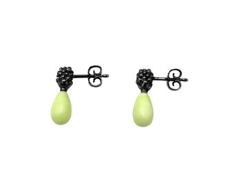 Stud earrings berry made of blackened silver and green chrysoprase teardrops, elegant silver stud earrings suitable for everyday use, 15 mm