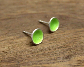 Silver Stud Earrings / Green enameled / Round Sterling Silver Ear Studs / Fire Enamel / minimalist design / for every day / timeless classic