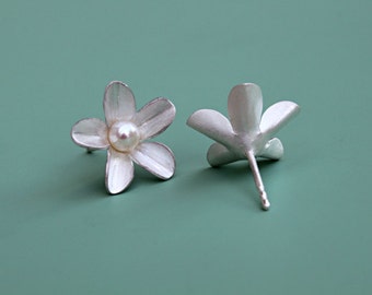 Belles boucles d’oreilles de fleurs en argent avec des perles de culture d’eau douce - élégantes et romantiques