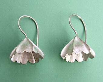 Ohrringe  aus Silber, Glockenblumen, hängende Blüten Ohrringe, Brautschmuck, florale Ohrhänger, Schmuck Hochzeit, romantische Ohrringe