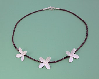 Collier composé de trois fleurs d’argent sur délicat collier de perles grenat / collier de fleurs romantique / collier festif