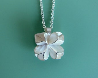 Silver pendant in shape of flower buds with fine anchor chain