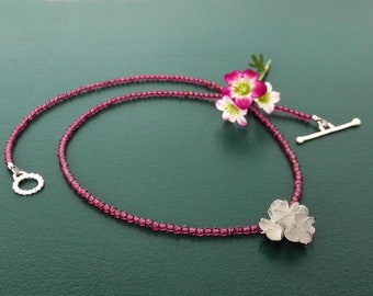Collier fleur en argent sur un collier de perles grenat - argent - fleur - pendentif - grenat