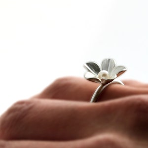 Ring 'Flosculus' five leaf, silver with freshwater cultured pearl