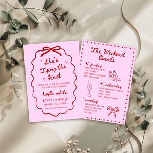 Puede incluir: Dos invitaciones rosas para despedida de soltera con texto rojo y elementos decorativos. La tarjeta izquierda dice "She's Tying the Knot" e incluye detalles del evento. La tarjeta derecha enumera los eventos del fin de semana con ilustraciones de zapatos, una copa de champán y un lazo.