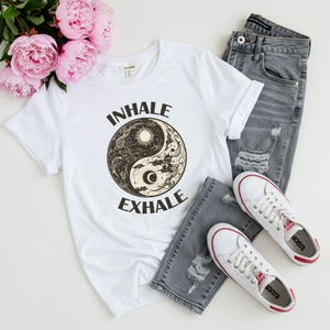 Einatmen Ausatmen Yin Yang Shirt: Yoga Meditation T-Shirt