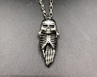 Collar de escultura de calavera mutada