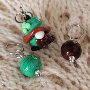 St. Patrick Day, Leprechaun Stitch markers, Glass Art, St. Patrick's Day Gnome immagine 2