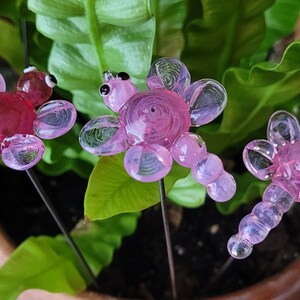 Pink Dragonfly Plant Poke Suncatcher imagem 4