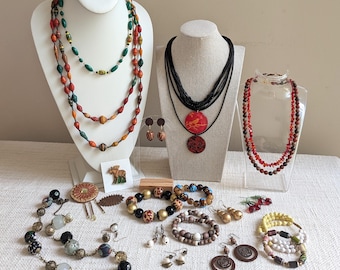 Lotto di gioielli in stile boho dai toni naturali, gioielli vintage e riciclati, realizzati a mano, collane, bracciali, orecchini e spilla vintage.