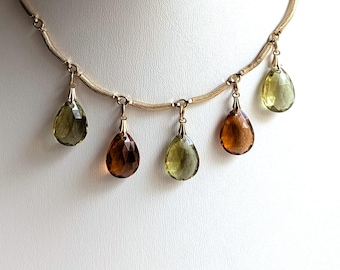 Vintage Sarah Coventry Ember Tears-ketting | Druppelvormige bedelketting |  Amber olijfgroene ketting | Goudkleurige sieraden uit het midden van de eeuw