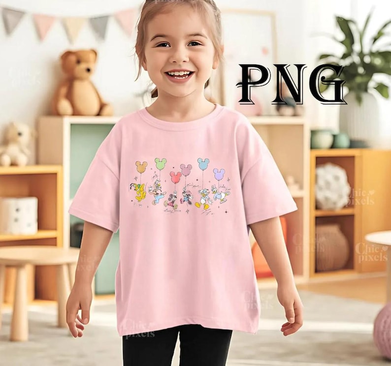 Pode incluir: Uma camiseta rosa claro com um gr&aacute;fico colorido de personagens da Disney segurando bal&otilde;es em forma de Mickey Mouse. Os personagens incluem Pato Donald, Margarida, Mickey Mouse, Minnie Mouse e Pateta. A camisa &eacute; de estilo casual.