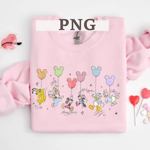 Pode incluir: Um moletom rosa claro com personagens de desenhos animados segurando bal&otilde;es em forma de Mickey Mouse. Os personagens incluem Pluto, Pateta, Mickey Mouse, Minnie Mouse, Pato Donald e Margarida. O moletom tem a palavra "PNG".