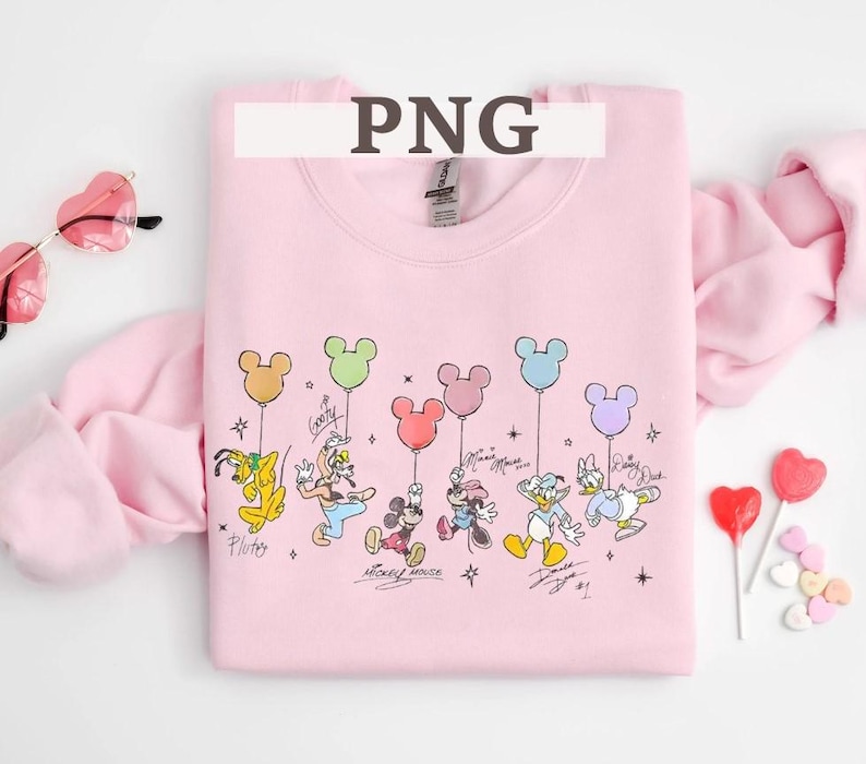 Pode incluir: Um moletom rosa claro com personagens de desenhos animados segurando bal&otilde;es em forma de Mickey Mouse. Os personagens incluem Pluto, Pateta, Mickey Mouse, Minnie Mouse, Pato Donald e Margarida. O moletom tem a palavra "PNG".