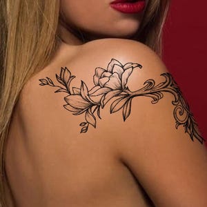 肩のタトゥー 136