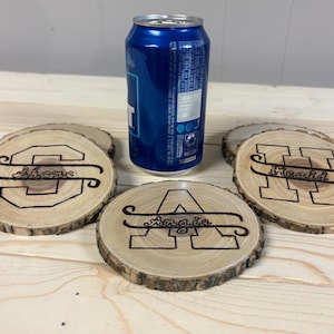 Sous-verre en tranches de bois personnalisé : sous-verre initial rustique gravé à la main
