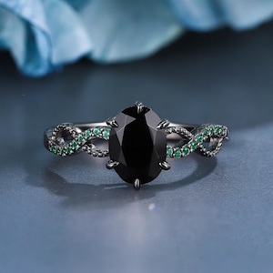 Anillo de compromiso gótico de ónix negro, anillo de bodas con gema negra de corte ovalado y detalles de esmeralda, anillo de promesa oscuro para ella en oro negro, anillo artesanal.