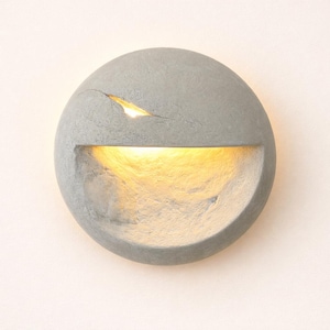 Applique da parete rotonda scultorea realizzata a mano – Texture pietra, Applique minimalista (32 cm)