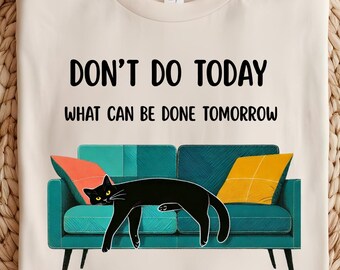 Faule Katze PNG, Procrastination Zitat Grafik, Retro Couch Katze Clipart, lustiges Katzendesign, druckbare Katzenkunst, digitaler Download für Shirt