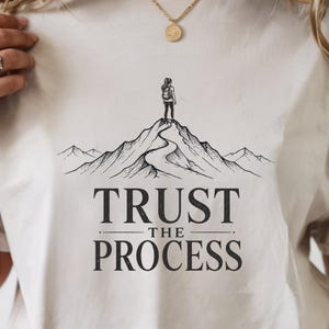 Lita på processen-T-shirt, självförbättringströja, söt terapitröja, motiverande T-shirt, topp med bra energi, Comfort Colors®