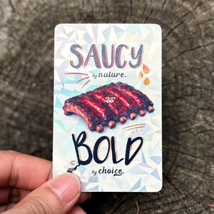 Sticker personnalisé Saucy by Nature Bold by Choice plastifié, imperméable, sticker carte, idéal pour les bouteilles, les ordinateurs portables, les cadeaux