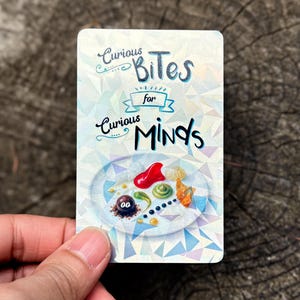 Autocollant de personnalité imperméable plastifié Curious Bites for Curious Minds, autocollant de carte, idéal pour les bouteilles, les ordinateurs portables, les cadeaux