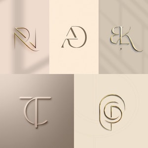 Pode incluir: Cinco designs elegantes de monogramas em tons dourados e neutros. Os monogramas apresentam combinações de letras estilizadas, incluindo RJ, AD, BK, TC e CG. Cada design é apresentado sobre um fundo suave e neutro, com efeitos de sombra subtis.