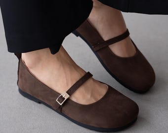 Sandalias de mujer de cuero genuino marrón hechas a mano con hebilla dorada y correa ajustable. Zapatos planos de verano para caminar.