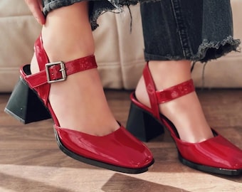 Sapatos femininos retrô de festa, estilo Mary Jane, em verniz vermelho vibrante, com salto bloco e bico quadrado.