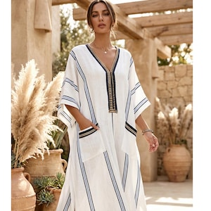 Puede incluir: Un juego de tres tazas de cerámica con acabado mate moteado. Las tazas son de color crema, gris claro y gris oscuro. Cada taza tiene un diseño simple y minimalista.