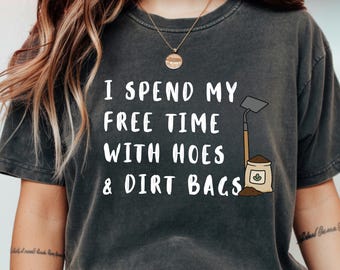 Camiseta divertida de jardinería: Paso mi tiempo libre con azadas y bolsas de tierra.