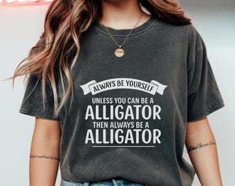 Camiseta "Sé siempre tú mismo a menos que puedas ser un caimán", divertida para amantes de los reptiles, humor sobre caimanes.