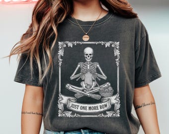 Camiseta "Só Mais Uma Carreira", Camiseta Divertida com Esqueleto Tricoteiro, Presente para Amantes de Fios, Camiseta com Humor sobre Crochê e Tricô