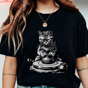 Rolig katt Potter T-shirt, keramikkonstnär katt T-shirt present, keramikälskare gåva grafisk T-shirt, lerhjul Studio konst katt T-shirt