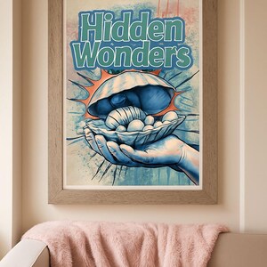 Op de afbeelding: Een blauwe en witte illustratie van een hand die een geopende schelp met parels erin vasthoudt. De achtergrond is een blauwe en witte aquarelwas. De tekst "Hidden Wonders" staat in groene letters boven de schelp.