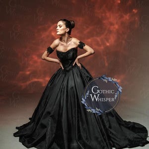 Peut inclure: Une robe de bal noire sans bretelles avec une jupe ample et des détails complexes sur le corsage. La robe présente des accents de dentelle sur les manches. Le texte "Gothic Whisper" est inclus.
