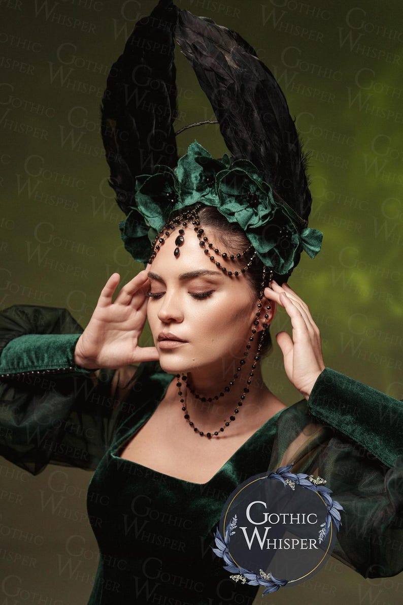 K&ouml;nnte beinhalten: Eine Frau in einem dunkelgr&uuml;nen Samtkleid mit einer schwarzen Perlenkette und einem dramatischen Kopfschmuck mit schwarzen Federn und gr&uuml;nen Samtblumen. Der Kopfschmuck ist mit schwarzen Perlen und einer Kette verziert. Der Hintergrund ist ein gr&uuml;ner Farbverlauf.