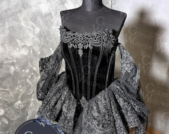 Top gótico negro con mangas de encaje y falda de gasa, vestido corsé con hombros descubiertos, vestido de novia de inspiración victoriana, elegante y sofisticado estilo nupcial.