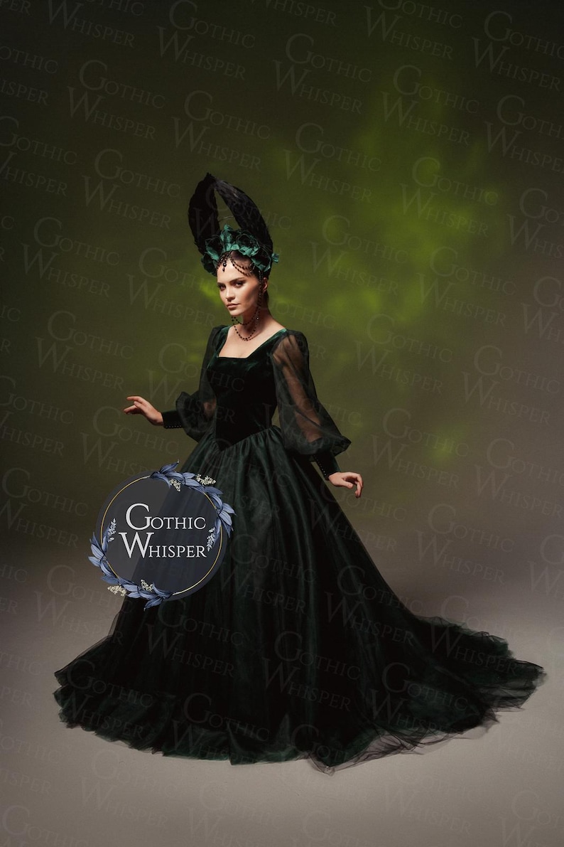 K&ouml;nnte beinhalten: Eine Frau in einem dunkelgr&uuml;nen Samtkleid mit einem durchsichtigen &Uuml;berwurf und einem dramatischen schwarzen und gr&uuml;nen Kopfschmuck. Das Kleid hat einen langen Schleier und die Frau steht auf einem gr&uuml;n-braunen Hintergrund mit dem Text "Gothic Whisper", der sich wiederholt.