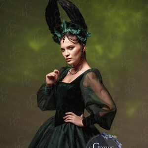 K&ouml;nnte beinhalten: Eine Frau in einem dunkelgr&uuml;nen Samtkleid mit einem durchsichtigen &Uuml;berwurf und einem gro&szlig;en schwarzen Federkopfschmuck. Das Kleid hat ein tailliertes Oberteil und einen vollen Rock. Der Kopfschmuck ist mit gr&uuml;nen Stoffblumen und schwarzen Perlen verziert. Die Frau steht vor einem gr&uuml;nen Hintergrund mit dem Text "Gothic Whisper" in einem Kreis.