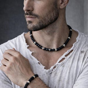 Set di collana e bracciale in pietra lavica, gioielli vulcanici con perline per uomo