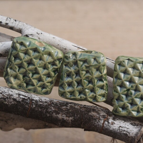 3 perles  ceramique e  maillées /  3 beads ceramic