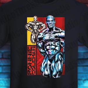 Può includere: T-shirt nero con grafica di un bodybuilder e la scritta "RONNIE COLEMAN". Il design include un ritratto del bodybuilder in un rettangolo rosso e giallo. La maglietta ha girocollo e maniche corte.