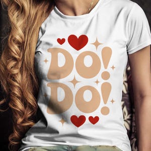 Camiseta retro con mucho estilo DO DO, letras atrevidas con corazones y estrellas, tipografía encantadora, estilo vintage con fuente color crema.