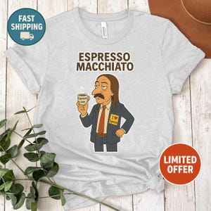 漫画風エスプレッソマキアートTシャツ、トミー風コーヒーミームTシャツ、バリスタのユーモアレトロスタイル、面白いエスプレッソマキアートTシャツ