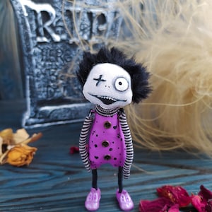 Muñeco de arte de monstruo espeluznante y adorable: figura de peluche coleccionable hecha a mano con cabello negro y atuendo morado, decoración gótica, muñecas Grimmie OOAK