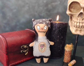 不気味な縫いぐるみ人形 ロバート・ザ・ドール 不気味だけど可愛い